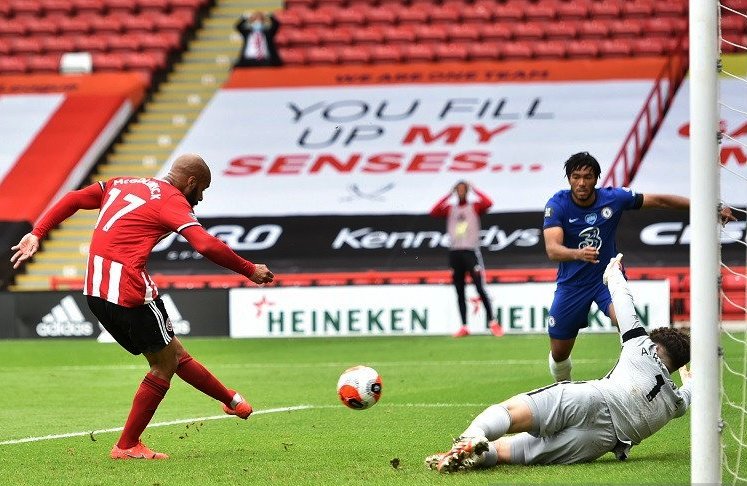 Penyerang Sheffield United David McGoldrick (kiri) mencetak gol pertamanya ke gawang Chelsea dalam laga lanjutan Liga Inggris tanpa penonton karena pandemi COVID-19 di Stadion Bramall Lane, Sheffield, Inggris, Sabtu (11/7/2020) waktu setempat. (ANTARA/REU