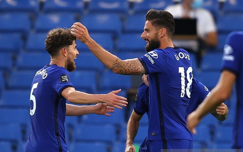 Penyerang Chelsea Olivier Giroud (kanan) melakukan selebrasi bersama rekan-rekannya seusai mencetak gol ke gawang Norwich City dalam laga lanjutan Liga Inggris tanpa penonton karena pandemi COVID-19 di Stadion Stamford Bridge, London, Inggris, Selasa (14/