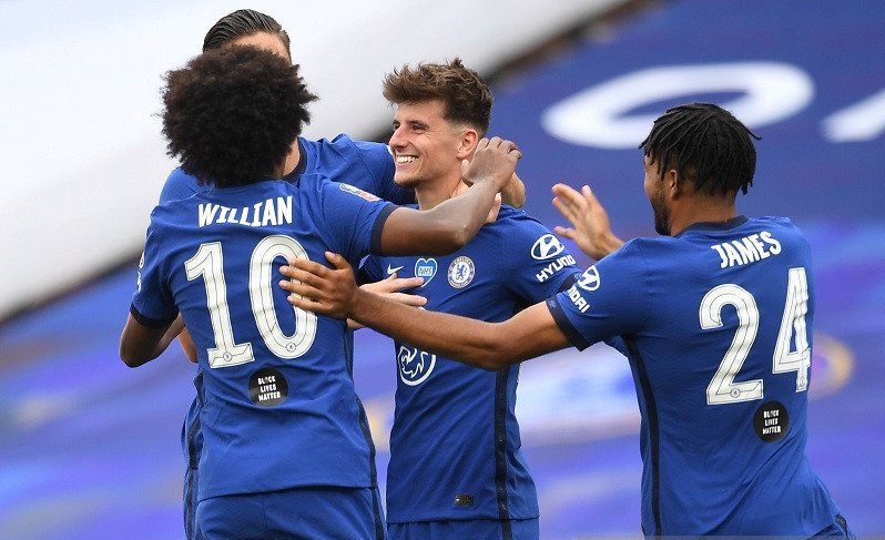 Pemain sayap Chelsea Mason Mount (tengah) melakukan selebrasi bersama rekan-rekannya seusai mencetak gol kedua timnya ke gawang Manchester United dalam laga semifinal Piala FA tanpa penonton di tengah pandemi COVID-19 di Stadion Wembley, London, Inggris, 