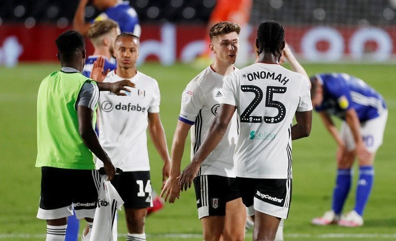 Kapten Fulham Tom Cairney (kedua kanan) melakukan selebrasi bersama rekan-rekannya selepas lolos ke final fase playoff promosi Divisi Championship berbekal skor agregat 3-2 kendati kalah melawan Cardiff City dalam leg kedua di Stadion Craven Cottage, Lond