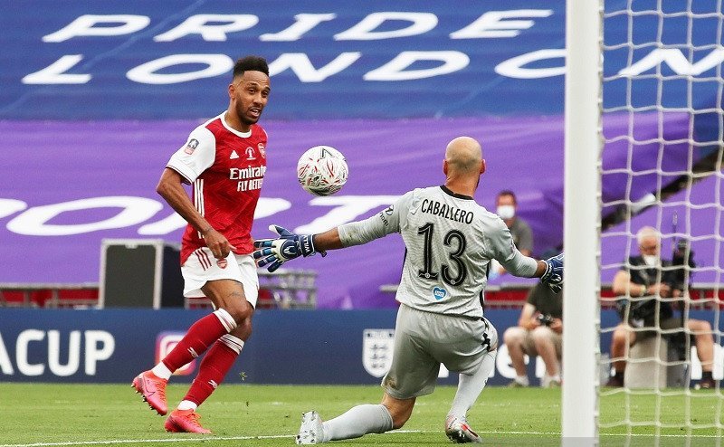Penyerang Arsenal Pierre-Emerick Aubameyang (kiri) menyontek bola memperdaya kiper Chelsea Willy Caballero untuk mencetak gol keduanya dalam partai final Piala FA di Stadion Wembley, London, Inggris, Sabtu (1/8/2020). (ANTARA/REUTERS/POOL/Adam Davy)

