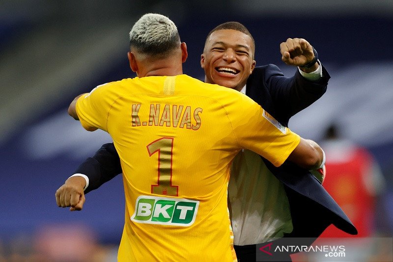 Kiper Paris Saint-Germain Keylor Navas (tampak punggung) melakukan selebrasi bersama Kylian Mbappe selepas menjuarai Piala Liga Prancis dengan mengalahkan Olympique Lyon lewat adu penalti dalam partai final di Stadion Stade de France, Saint-Dennis, Pranci
