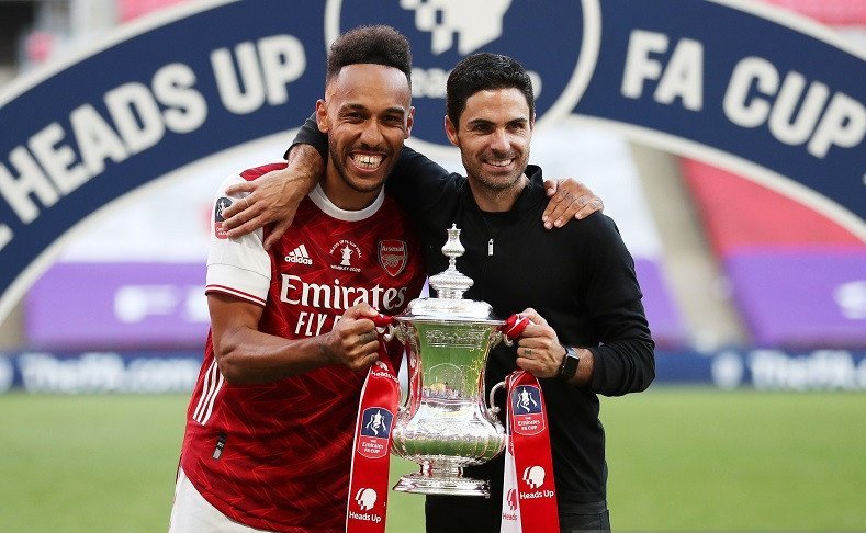 Manajer Arsenal Mikel Arteta (kanan) berpose bersama Pierre-Emerick Aubameyang mengangkat trofi Piala FA yang mereka menangi setelah mengalahkan Chelsea dalam partai final di Stadion Wembley, London, Inggris, Sabtu (1/8/2020) waktu setempat. (ANTARA/REUTE