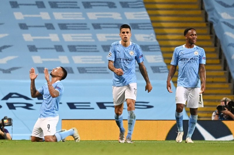 Penyerang Manchester City Gabriel Jesus (kiri) melakukan selebrasi usai mencetak gol kedua timnya ke gawang Real Madrid dalam laga leg kedua babak 16 besar Liga Champions di Stadion Etihad, Manchester, Inggris, Jumat (7/8/2020) waktu setempat. (ANTARA/REU