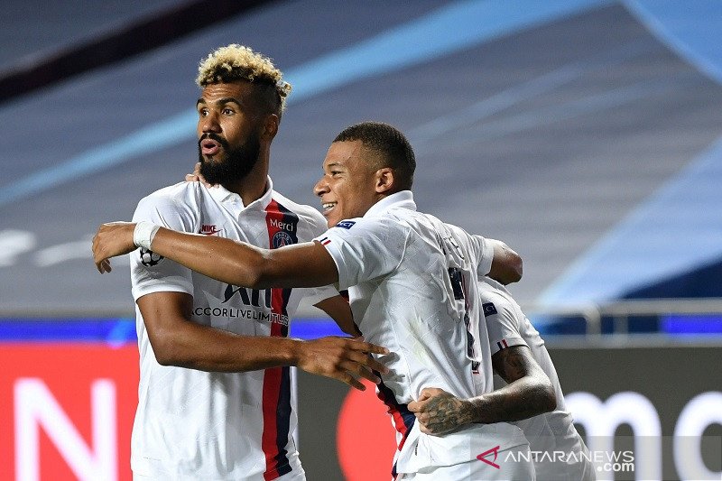 Penyerang Paris Saint-Germain Eric Maxim Choupo-Moting (kiri) melakukan selebrasi bersama Kylian Mbappe dan Neymar seusai mencetak gol penentu kemenangan atas Atalanta dalam laga perempat final Liga Champions di Stadion da Luz, Lisbon, Portugal, Rabu (12/