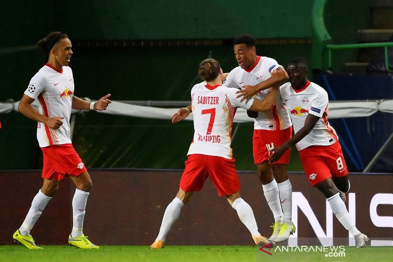 Gelandang RB Leipzig Tyler Adams (kedua kanan) melakukan selebrasi bersama rekan-rekannya seusai mencetak gol penentu kemenangan atas Atletico Madrid dalam laga perempat final Liga Champions di Stadion Jose Alvalade, Lisbon, Portugal, Kamis (13/8/2020) wa