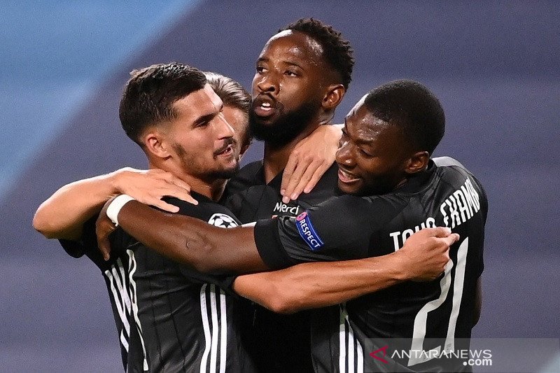 Penyerang Olympique Lyon Moussa Dembele (tengah) melakukan selebrasi bersama rekan-rekannya setelah mencetak gol kedua timnya ke gawang Manchester City dalam laga perempat final Liga Champions di Stadion Jose Alvalade, Lisbon, Portugal, Sabtu (15/8/2020) 