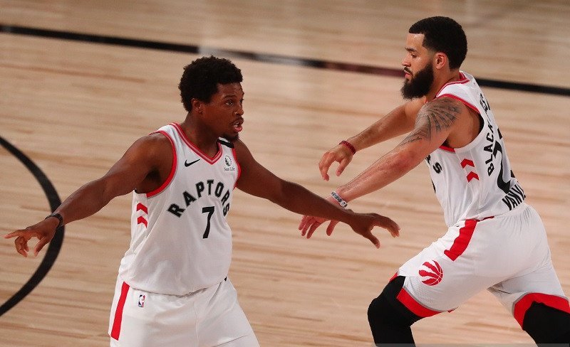 Guard Toronto Raptors Fred VanVleet (kanan) melakukan selebrasi bersama Kyle Lowry seusai mencetak angka dalam gim pertama putaran pertama playoff NBA Wilayah Timur melawan Brooklyn Nets di AdventHealth Arena, Orlando, Florida, Amerika Serikat, Senin (17/