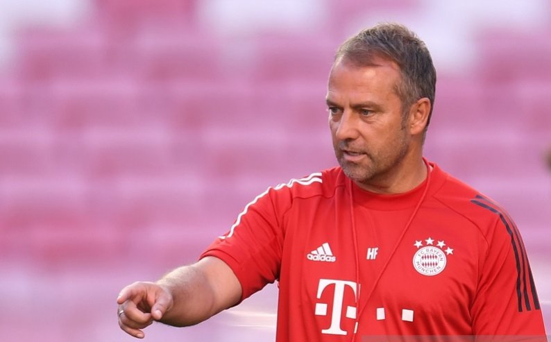 Manajer Bayern Muenchen Hansi Flick memimpin sesi latihan timnya di Stadion da Luz, Lisbon, Portugal, Sabtu (22/8/2020) waktu setempat, sehari jelang laga final Liga Champions melawan Paris Saint-Germain. (ANTARA/REUTERS/POOL/David Ramos)
