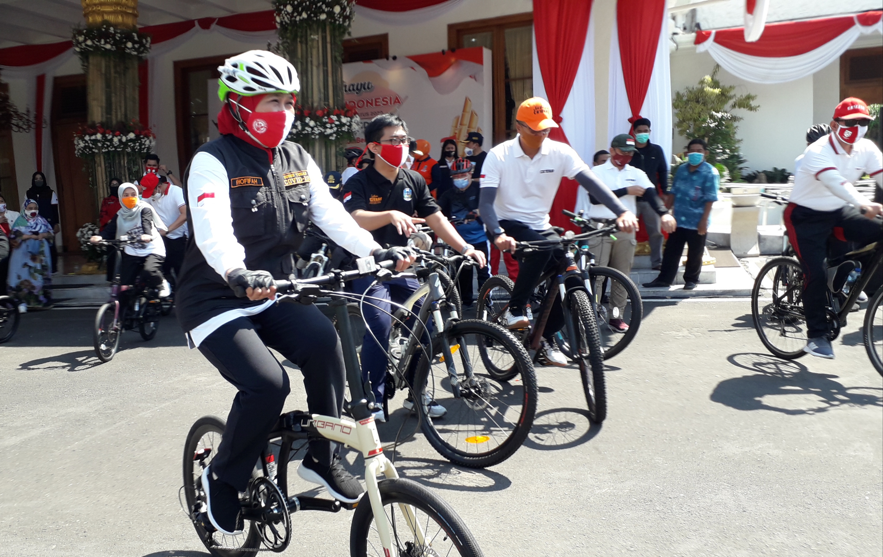 Gubernur Jatim Khofifah Indar Parawansa  ikut meramaikan acara Gowes HMP/OM PRASS