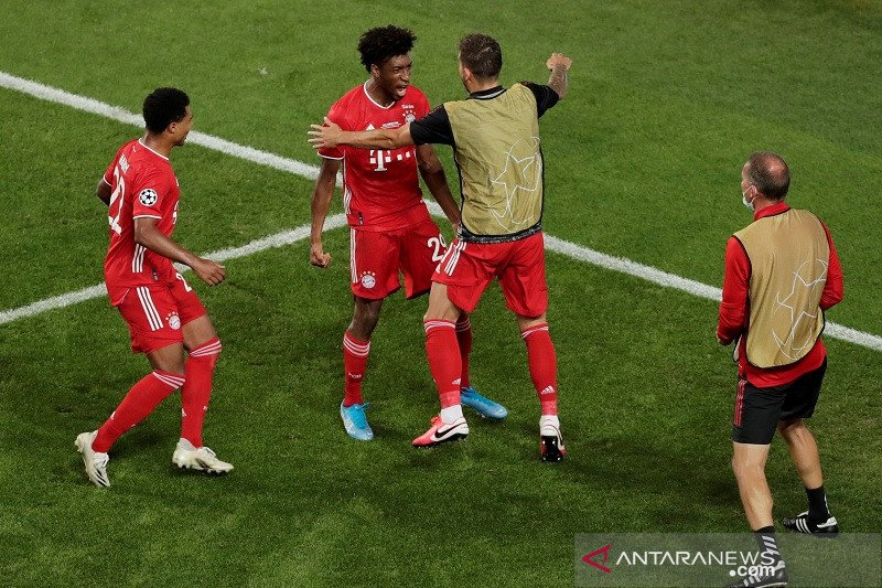 Pemain sayap Bayern Muenchen Kingsley Coman (kedua kiri) melakukan selebrasi bersama rekan-rekannya seusai mencetak gol ke gawang Paris Saint-Germain dalam laga final Liga Champions di Stadion da Luz, Lisbon, Portugal, Minggu (23/8/2020) waktu setempat. (