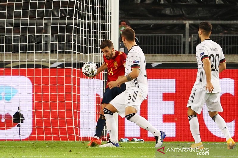 Bek tim nasional Spanyol Jose Gaya (kiri) menyontek bola untuk mencetak gol dan memaksakan hasil imbang kontra Jerman dalam laga UEFA Nations League Divisi A Grup 4 di Stadion Mercedes-Benz Arena, Stuttgart, Jerman, Kamis (3/9/2020) waktu setempat. (ANTAR