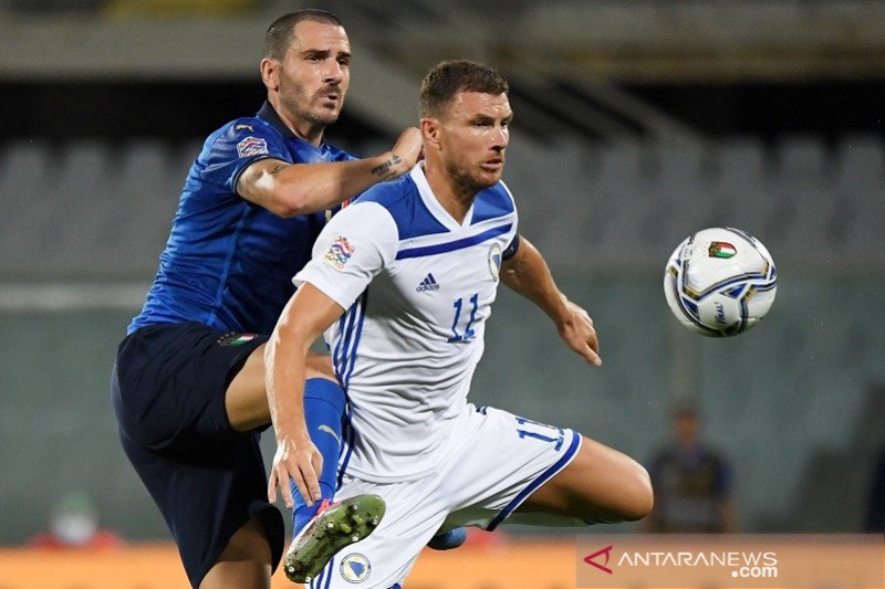  Bek tim nasional Italia Leonardo Bonucci (kiri) berduel memperebutkan bola dengan penyerang Bosnia-Herzegovina Edin Dzeko dalam laga UEFA Nations League 2020/21 Divisi A Grup 1 (A1) di Stadion Artemio Franchi, Firenze, Italia, Jumat (4/9/2020) waktu sete