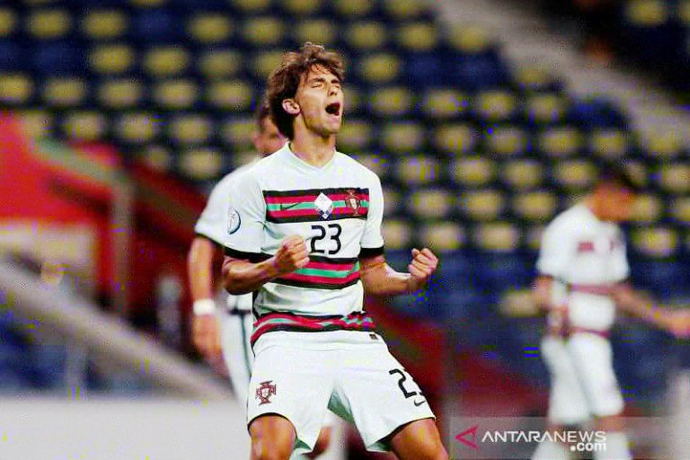 Penyerang tim nasional Portugal, Joao Felix, meluapkan kegembiaraan usai menjebol gawang Kroasia dalam pertandingan UEFA Nations League 2020/21 Divisi A Grup 3 di Stadion Dragao, Porto, Portugal, Sabtu (5/9/2020) waktu setempat. (ANTARA/REUTERS/Rafael Mar
