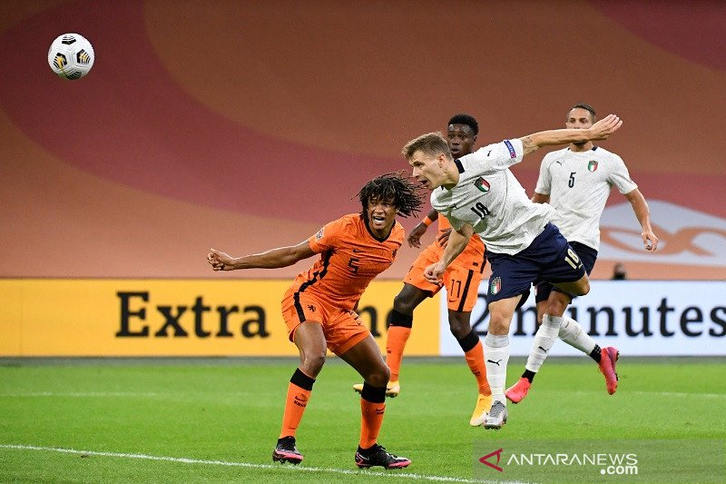Gelandang tim nasional Italia Nicolo Barella (kanan) menanduk bola untuk mencetak gol ke gawang Belanda dalam laga lanjutan UEFA Nations League 2020/21 Divisi A Grup 1 (A1) di Stadion Johan Cruijff Arena, Amsterdam, Belanda, Senin (7/9/2020) waktu setempa