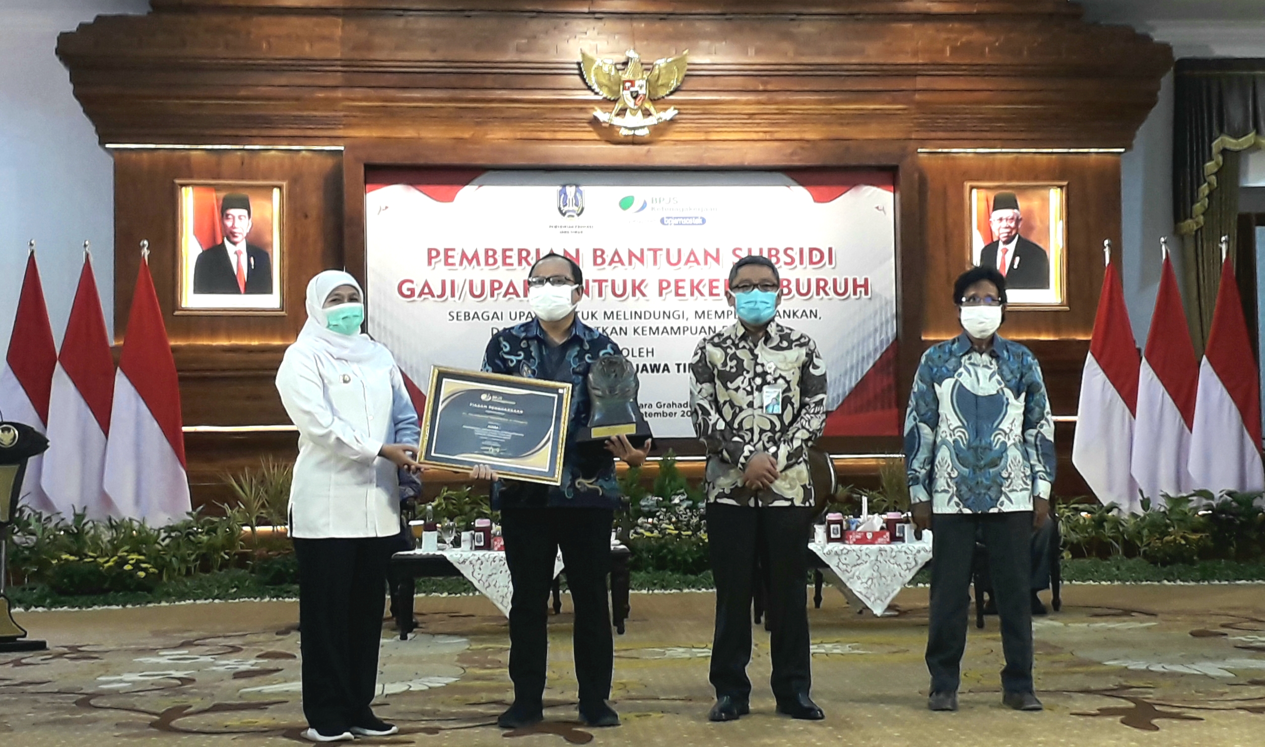 Gubernur Jawa Timur, Khofifah Indar Parawansa, menyerahkan bantuan subsidi upah kepada para perwakilan pekerja di Gedung Negara Grahadi. Foto : om prass