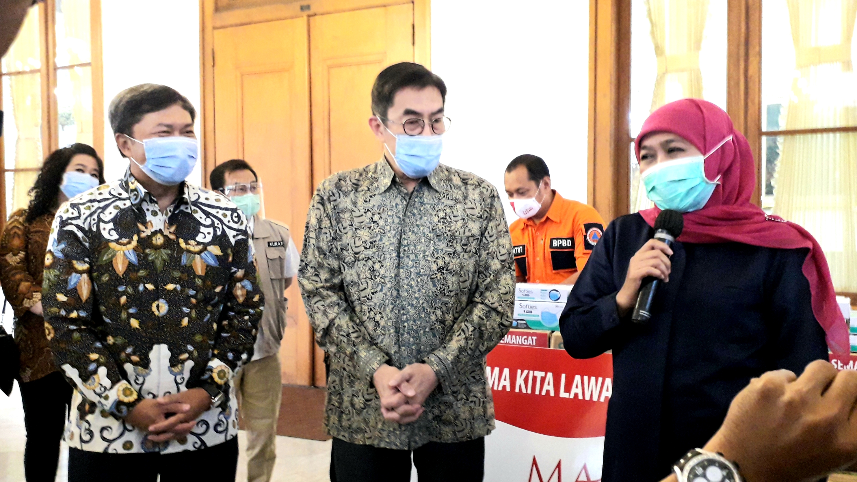 Gubernur Jawa Timur Khofifah Indar Parawansa ketika menerima  bantuan dari  United in Diversity.  Foto : om prass
