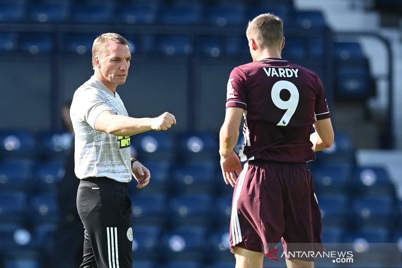 Manajer Leicester City Brendan Rodgers (kiri) menyelamati penyerang Jamie Vardy selepas kemenangan atas West Bromwich Albion dalam laga pekan pembuka Liga Premier Inggris 2020/21 di Stadion The Hawthorns, West Bromwich, Inggris, Minggu (13/9/2020). (ANTAR