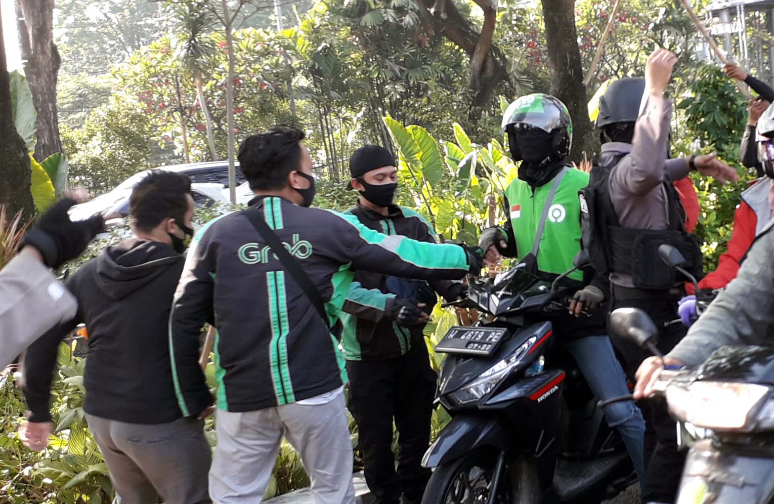 Ketika berunjukrasa  mereka sempat melakukan sweeping terhadap sesame driver ojol yang masih mengankut penumpang ketika melintas di kawasan Jl AYani, Surabaya.  FOTO : OM PRASS