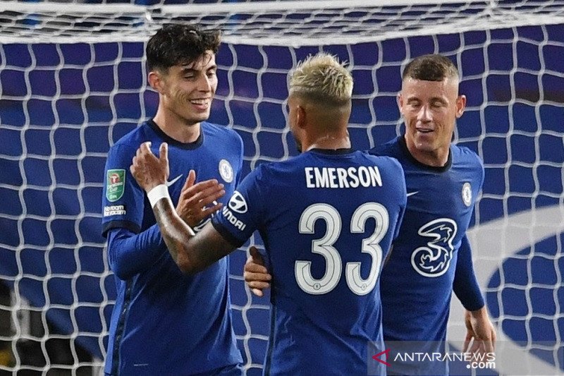 Gelandang serang Chelsea, Kai Havertz (kiri), melakukan selebrasi bersama rekan-rekannya seusai melengkapi raihan trigol ke gawang Barnsley dalam laga putaran ketiga Piala Liga Inggris di Stadion Stamford Bridge, London, Inggris, Rabu (23/9/2020) waktu se