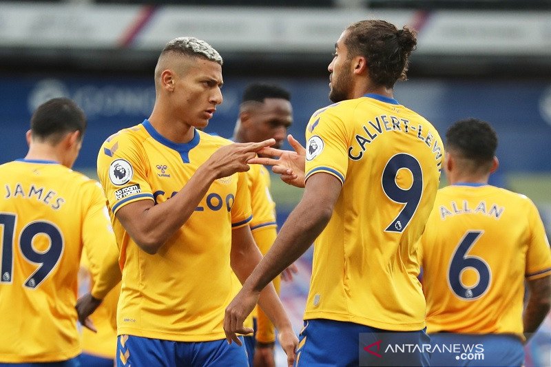 Penyerang Everton Richarlison (kiri) melakukan selebrasi bersama Dominic Calvert-Lewin seusai mencetak gol ke gawang Crystal Palace dalam lanjutan Liga Inggris di Stadion Selhurst Park, London, Inggris, Sabtu (26/9/2020) waktu setempat. (ANTARA/REUTERS/PO