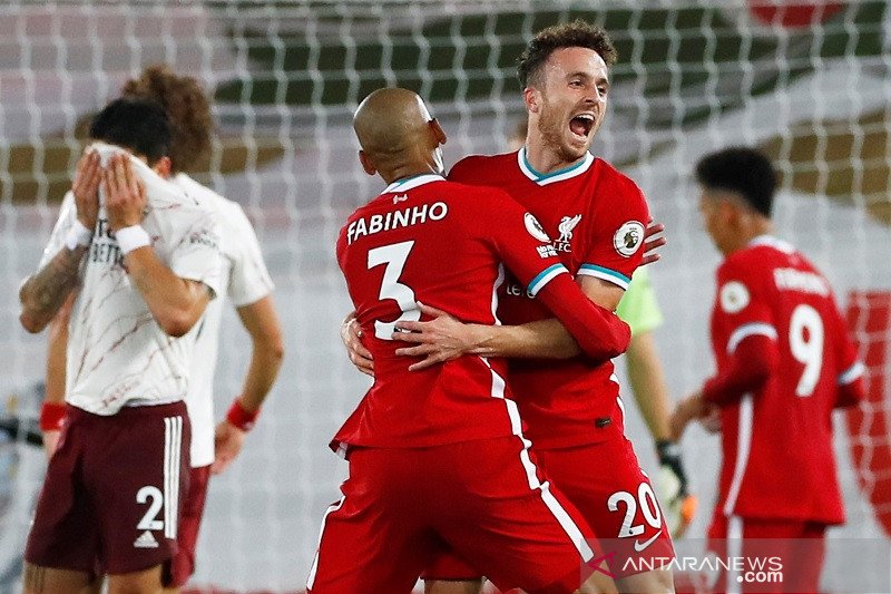 Penyerang Liverpool Diogo Jota (kanan) melakukan selebrasi bersama Fabinho seusai mencetak gol ke gawang Arsenal dalam lanjutan Liga Inggris di Stadion Anfield, Liverpool, Inggris, Senin (28/9/2020) waktu setempat. (ANTARA/REUTERS/POOL/Jason Cairnduff)
