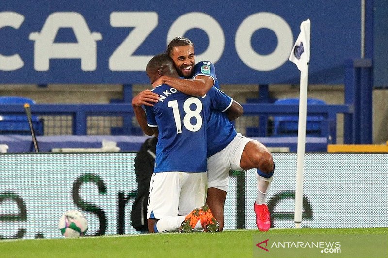 Penyerang Everton Dominic Calvert-Lewin (kanan) melakukan selebrasi bersama Niels Nkounkou setelah melengkapi raihan trigol ke gawang West Ham United dalam laga 16 besar Piala Liga Inggris di Stadion Goodison Park, Liverpool, Inggris, Rabu (30/9/2020) wak