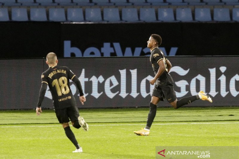 Bintang muda Barcelona Ansu Fati (kanan) melakukan selebrasi seusai mencetak gol pembuka keunggulan atas Celta Vigo dalam lanjutan Liga Spanyol di Stadion Balaidos, Vigo, Spanyol, Kamis (1/10/2020) waktu setempat. (ANTARA/REUTERS/Miguel Vidal)

