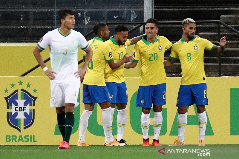 Penyerang tim nasional Brazil Roberto Firmino (kedua kanan) melakukan selebrasi bersama rekan-rekannya seusai mencetak gol keduanya ke gawang Bolivia dalam laga kualifikasi Piala Dunia 2022 zona CONMEBOL di Stadion Arena Corinthians, Sao Paulo, Brazil, Ju