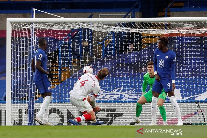 Bek Southampton Jannik Vestergaard (kedua kiri) mencetak gol untuk memaksakan hasil imbang kontra Chelsea dalam lanjutan Liga Inggris di Stadion Stamford Bridge, London, Inggris, Sabtu (17/10/2020). (ANTARA/REUTERS/POOL/Matthew Childs)

