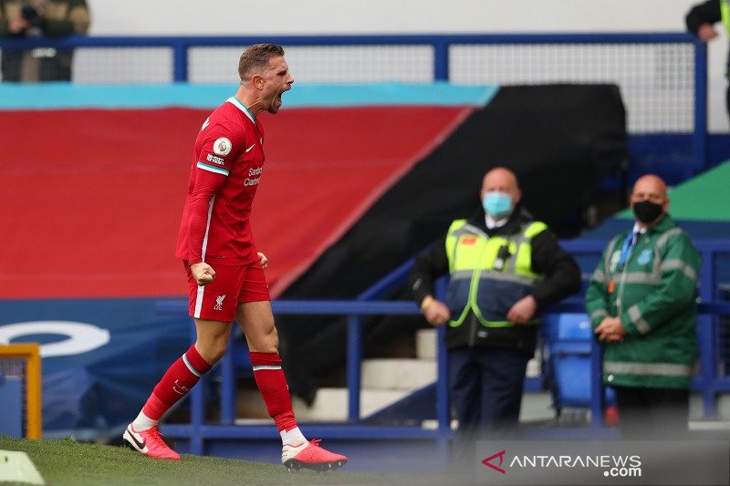 Kapten Liverpool Jordan Henderson melakukan selebrasi selepas mencetak gol ke gawang Everton, yang belakangan dianulir oleh wasit Michael Oliver dan VAR karena offside Sadio Mane, dalam lanjutan Liga Inggris di Stadion Goodison Park, Liverpool, Inggris, S