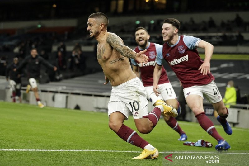 Gelandang serang West Ham United Manuel Lanzini (kiri) melakukan selebrasi seusai mencetak gol yang memaksakan hasil imbang kontra Tottenham Hotspur dalam lanjutan Liga Inggris di Stadion Tottenham Hotspur, London, Inggris, Minggu (18/10/2020) waktu setem