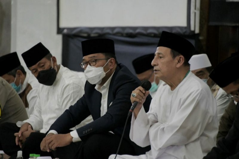 Gubernur Jawa Barat (Jabar) Ridwan Kamil, anggota Dewan Pertimbangan Presiden (Wantimpres) Habib Luthfi bin Yahya, dan Forum Komunikasi Pimpinan Daerah (Forkopimda) Jabar, saat menghadiri istighosah kubro di Masjid Pusdai, Kota Bandung, Rabu (21/10/2020).