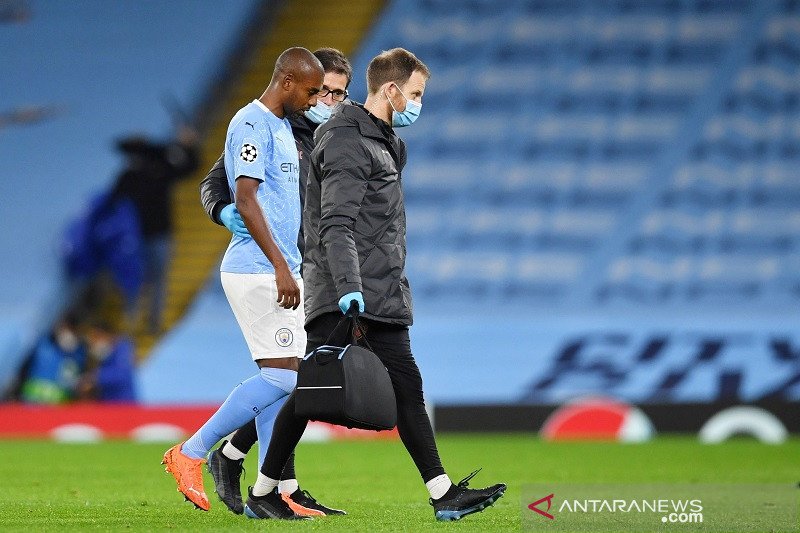 Gelandang serbabisa Manchester City, Fernandinho (kiri), meninggalkan lapangan saat cedera di tengah pertandingan Grup C Liga Champions melawan Porto di Stadion Etihad, Manchester, Inggris, Rabu (21/10/2020). (ANTARA/REUTERS/POOL/Paul Ellis)

