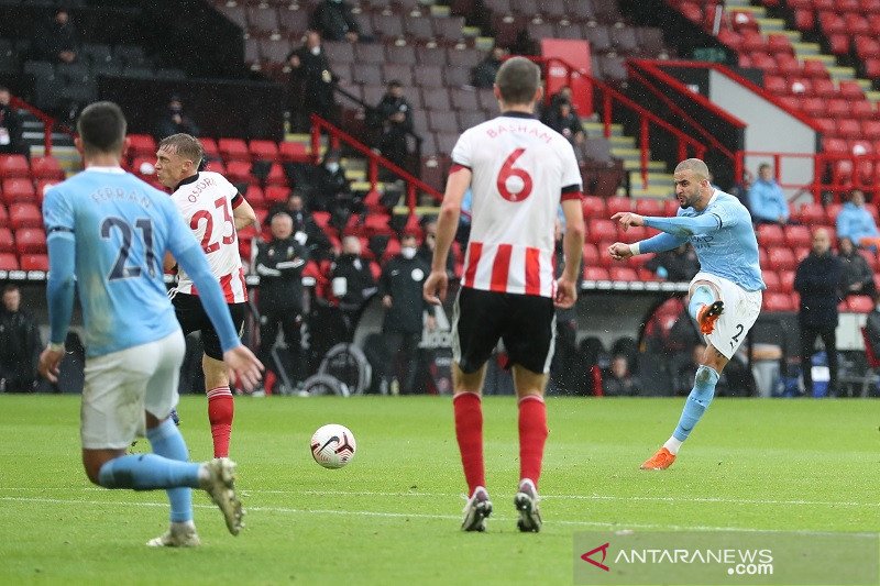 Bek sayap Manchester City Kyle Walker (kanan) melepaskan tembakan untuk mencetak gol ke gawang Sheffield United dalam lanjutan Liga Inggris di Stadion Bramall Lane, Sheffield, Inggris, Sabtu (31/10/2020). (ANTARA/REUTERS/POOL/Catherine Ivill)