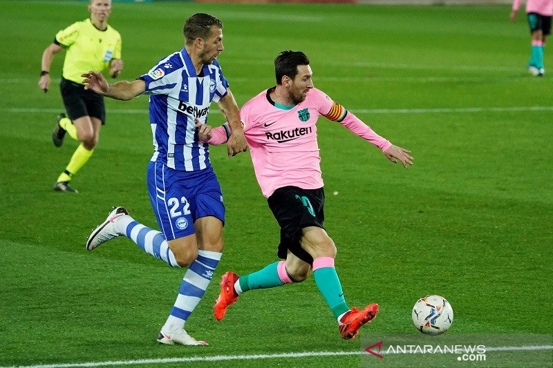 Bek Alaves Florian Lejeune (kiri) mengawal pergerakan megabintang Barcelona Lionel Messi dalam lanjutan Liga Spanyol di Stadion Mendizorroza, Vitoria-Gateisz, Spanyol, Sabtu (31/10/2020) waktu setempat. (ANTARA/REUTERS/Vincent West)

