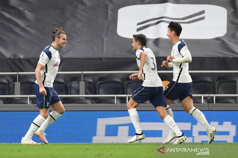 Penyerang Tottenham Hotspur Gareth Bale (kiri) melakukan selebrasi bersama rekan-rekannya seusai mencetak gol penentu kemenangan atas Brighton & Hove Albion dalam lanjutan Liga Inggris di Stadion Tottenham Hotspur, London, Inggris, Minggu (1/11/2020) wakt