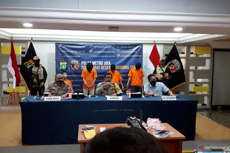 Polda Metro Jaya mempublikasikan kasus penangkapan 10 pelaku begal yang kerap mengincar dan meresahkan pada pesepeda di jalanan Ibu Kota di Mako Polda Metro Jaya, Selasa (3/10/2020). ANTARA/Fianda Sjofjan Rassat

