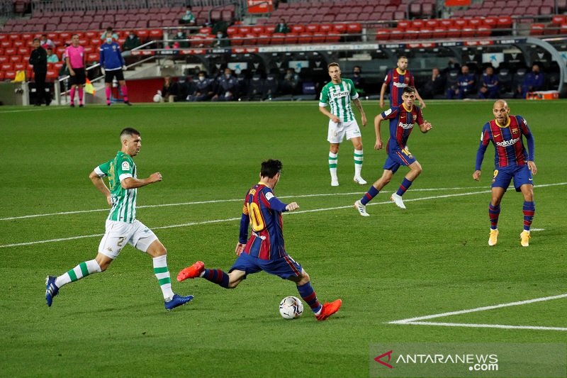 enyerang Barcelona Lionel Messi (kedua kiri) mencetak gol non-penalti pertamanya musim ini ke gawang Real Betis dalam lanjutan Liga Spanyol di Stadion Camp Nou, Barcelona, Spanyol, Sabtu (7/11/2020). (ANTARA/REUTERS/Albert Gea)
