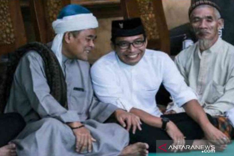 Ketua Dewan Masjid Indonesia Kabupaten Bekasi Imam Mulyana (kiri) mengemukakan rencana pemberian gaji bulanan kepada imam-imam masjid yang memenuhi persyaratan. (ANTARA/Pradita Kurniawan Syah)
