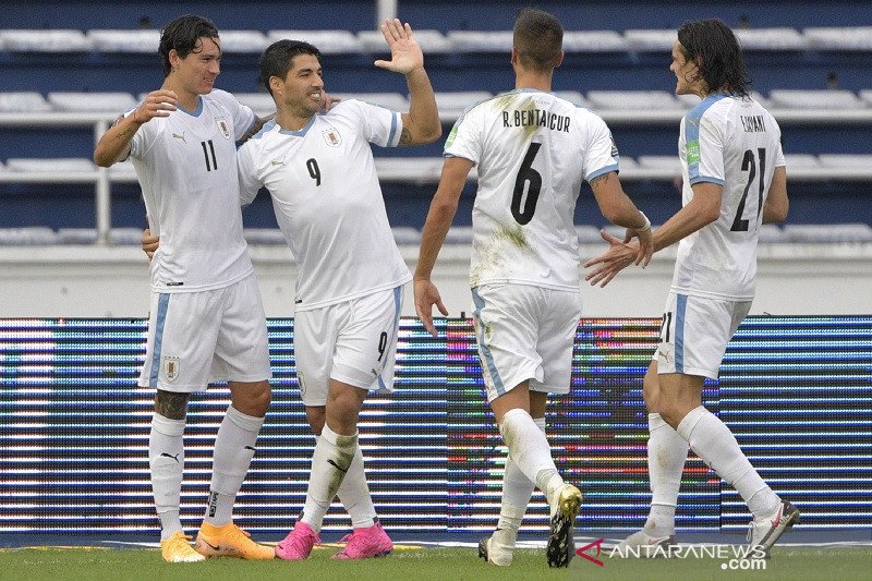 Penyerang tim nasional Uruguay Luis Suarez (kedua kiri) melakukan selebrasi bersama Edinson Cavani (kanan), Darwin Nunez (kiri) dan Rodrigo Bentancur seusai mencetak gol dari titik penalti ke gawang Kolombia dalam lanjutan Kualifikasi Piala Dunia 2022 zon