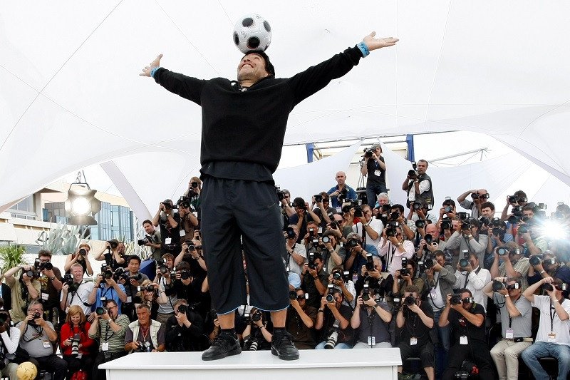 Legenda sepak bola Argentina, Diego Maradona, berpose menahan bola di atas kepalanya saat menghadiri pemutaran film "Maradona by Kusturica" garapan sutradara asal Serbia, Emir Kusturica, di Festival Film Cannes ke-61 di Prancis pada 20 Mei 2008. (ANTARA/R
