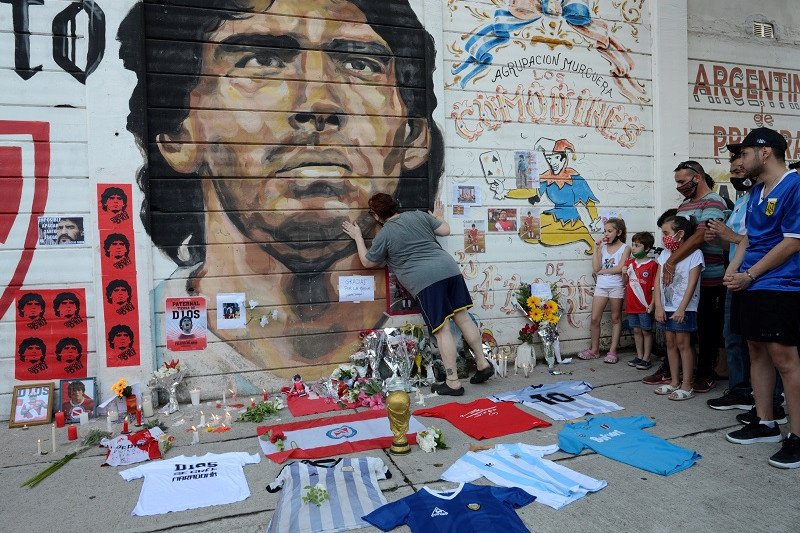 Sejumlah penggemar berkumpul di luar Stadion Diego Armando Maradona, Buenos Aires, Argentina, selepas kabar meninggalnya legenda sepak bola Diego Maradona pada Rabu (25/11/2020). (ANTARA/REUTERS/Magali Druscovich)

