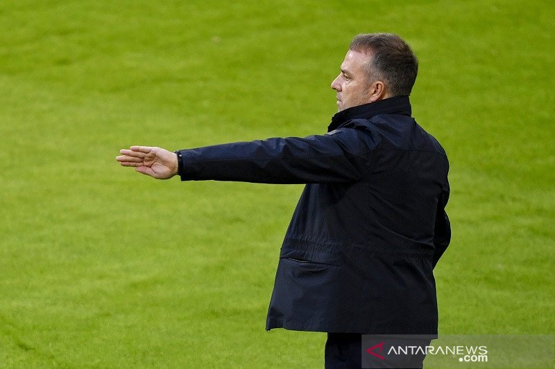 Manajer Bayern Munich Hansi Flick saat mendampingi timnya menghadapi Werder Bremen dalam lanjutan Liga Jerman di Stadion Allianz Arena, Munich, Jerman, Sabtu (21/11/2020). (ANTARA/REUTERS/POOL/Lukas Barth)