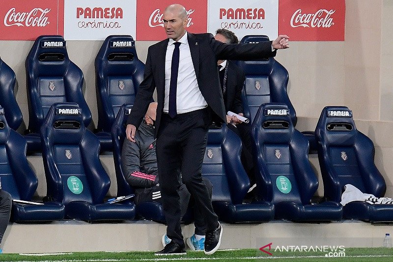 Manajer Real Madrid Zinedine Zidane saat mendampingi timnya menghadapi Villarreal dalam lanjutan Liga Spanyol di Stadion de la Ceramica, Villarreal, Spanyol, Sabtu (21/11/2020). (ANTARA/AFP/Jose Jordan)

