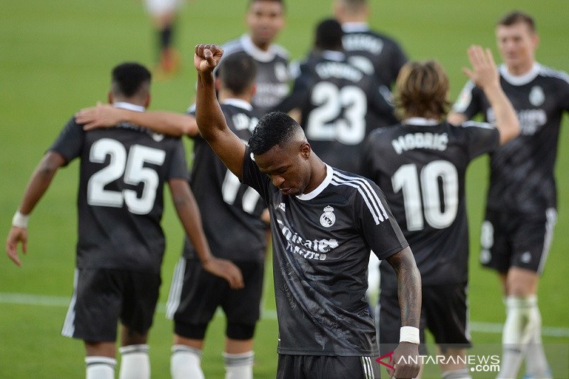 Penyerang Real Madrid Vinicius Junior melakukan selebrasi setelah sontekan tak sempurnanya berujung gol bunuh diri kiper Sevilla Bono dalam lanjutan Liga Spanyol di Stadion Ramon Sanchez Pizjuan, Sevilla, Spanyol, Sabtu (5/12/2020). (ANTARA/AFP/Cristina Q