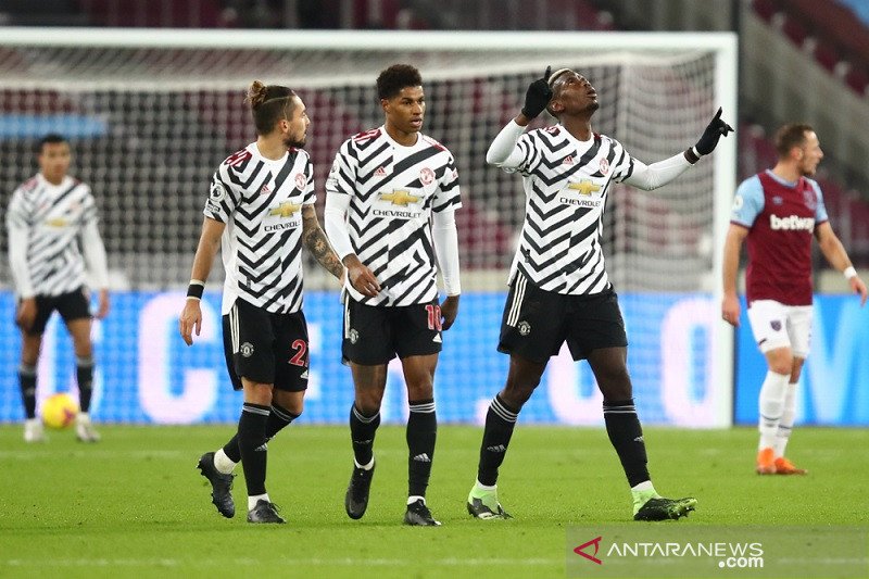Gelandang Manchester United Paul Pogba (kanan) melakukan selebrasi bersama Marcus Rashford (tengah) dan Alex Telles seusai mencetak gol ke gawang West Ham United dalam lanjutan Liga Inggris di Stadion London, Inggris, Sabtu (5/12/2020) waktu setempat. (AN