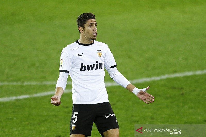 Bek Valencia kelahiran Brazil Gabriel Paulista saat tampil dalam lanjutan Liga Spanyol menghadapi Eibar di Stadion Ipurua, Eibar, Spanyol, Senin (7/12/2020). (ANTARA/REUTERS/AFLO/Mutsu Kawamori)

