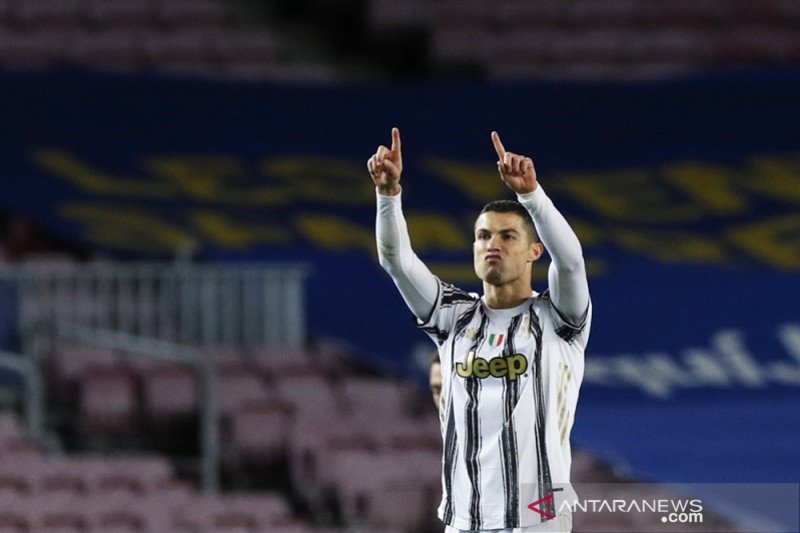 Megabintang Juventus Cristiano Ronaldo melakukan selebrasi seusai mencetak gol keduanya ke gawang Barcelona dalam lanjutan Liga Champions di Stadion Camp Nou, Barcelona, Spanyol, Selasa (8/12/2020) waktu setempat. (ANTARA/REUTERS/Albert Gea)

