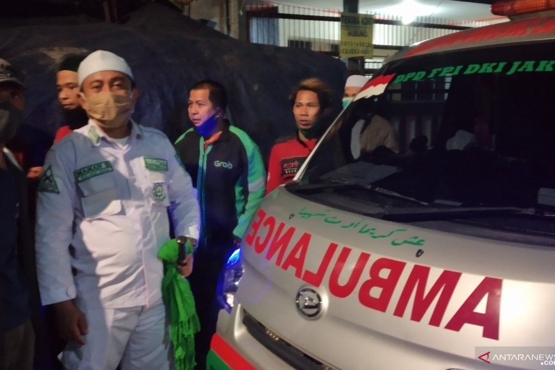 Panglima Laskar Pembela Islam DPP Front Pembela Islam (FPI) Ustad Maman mempersiapkan ambulans pengantar jenazah ke Megamendung di Petamburan, Rabu (9/12/2020) dini hari.ANTARA/Fauzi Lamboka.

